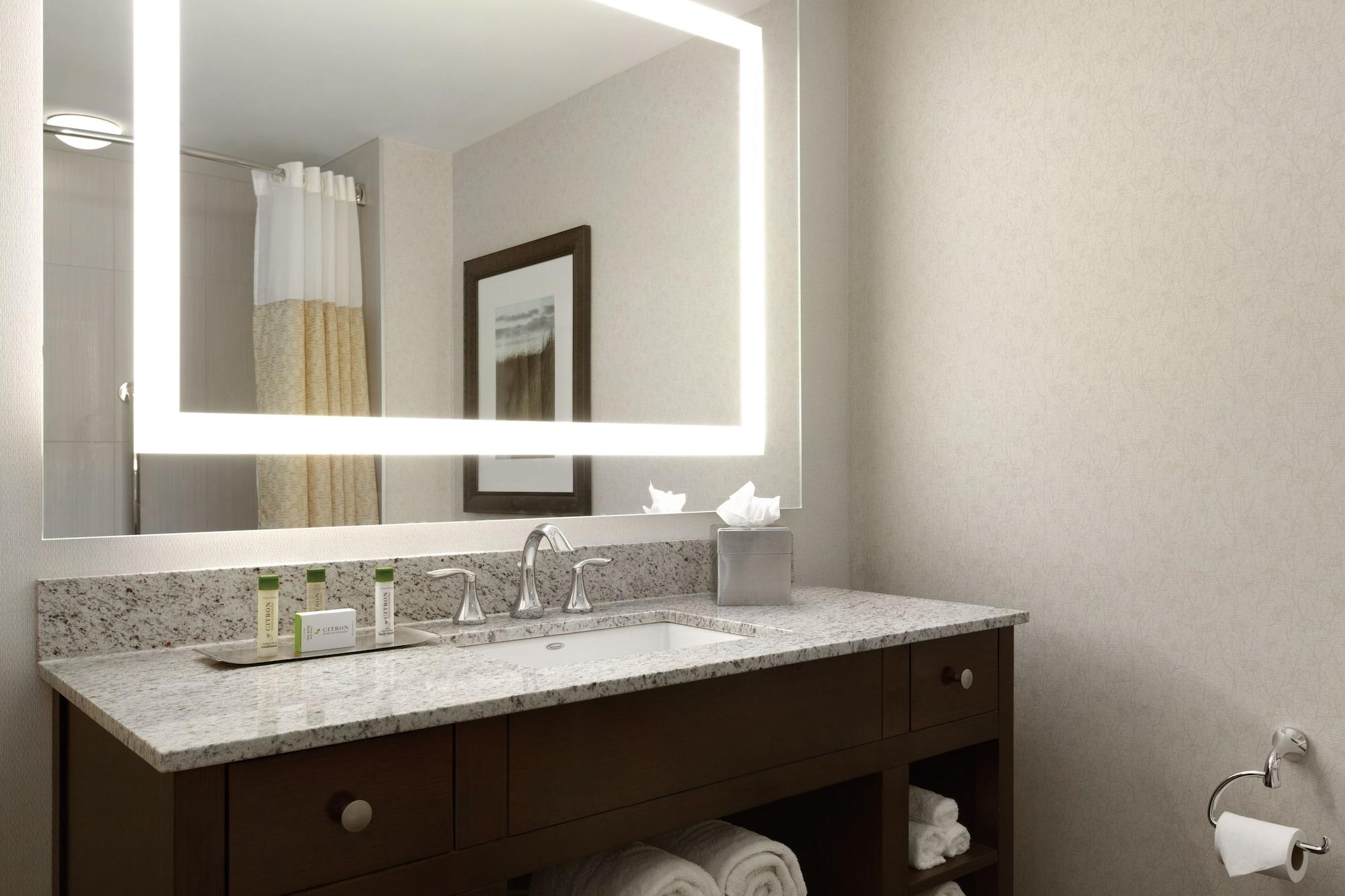 Doubletree By Hilton Hotel Boston Bayside Экстерьер фото