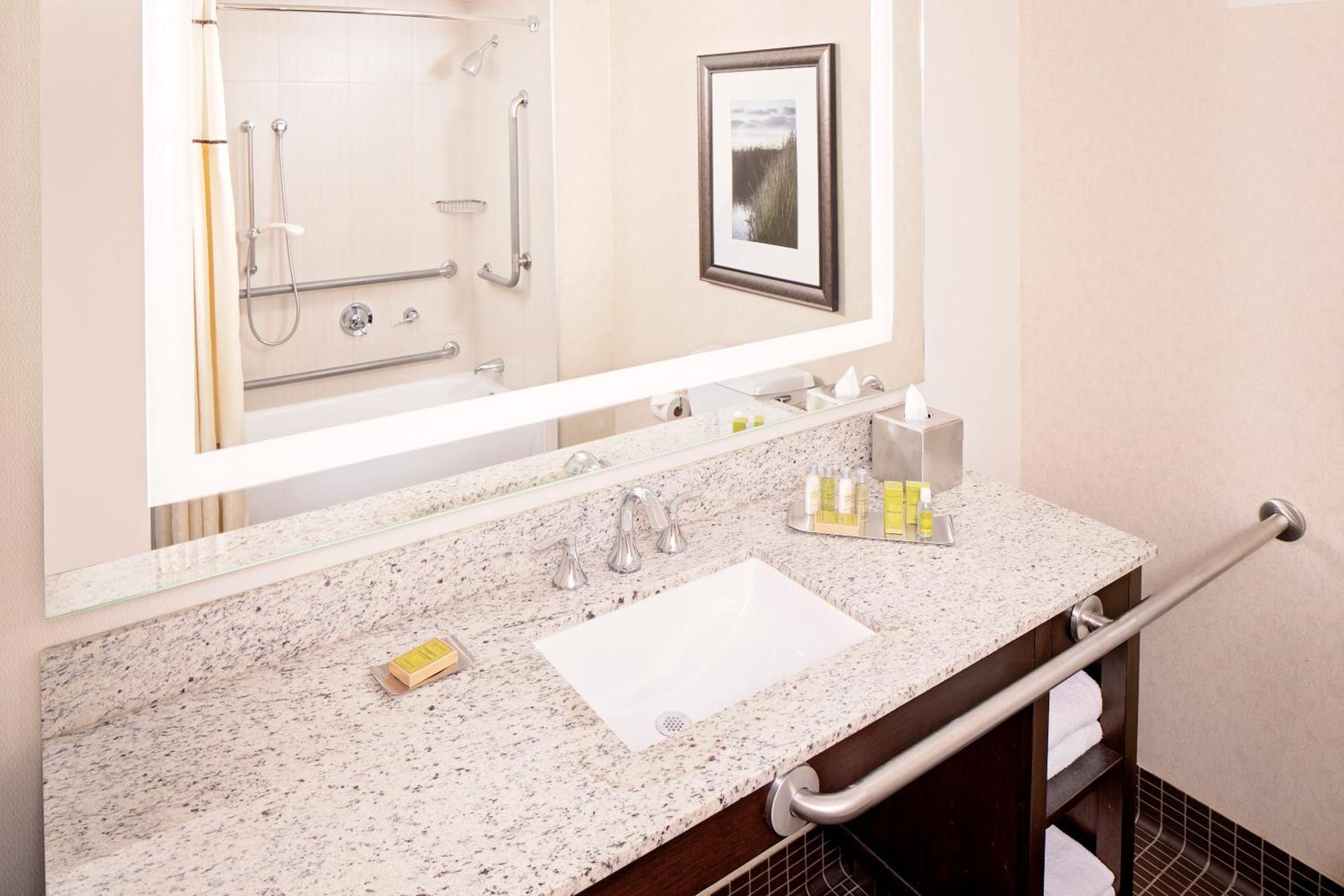 Doubletree By Hilton Hotel Boston Bayside Экстерьер фото