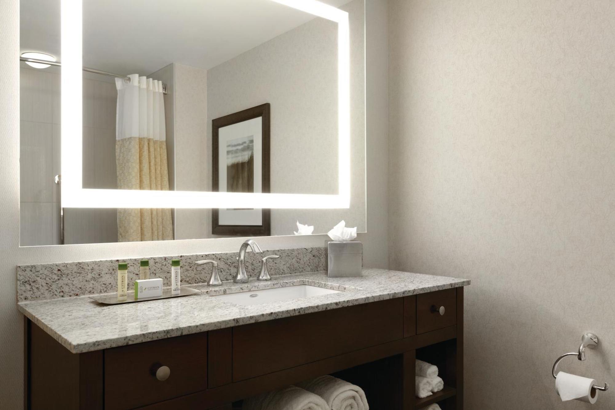 Doubletree By Hilton Hotel Boston Bayside Экстерьер фото