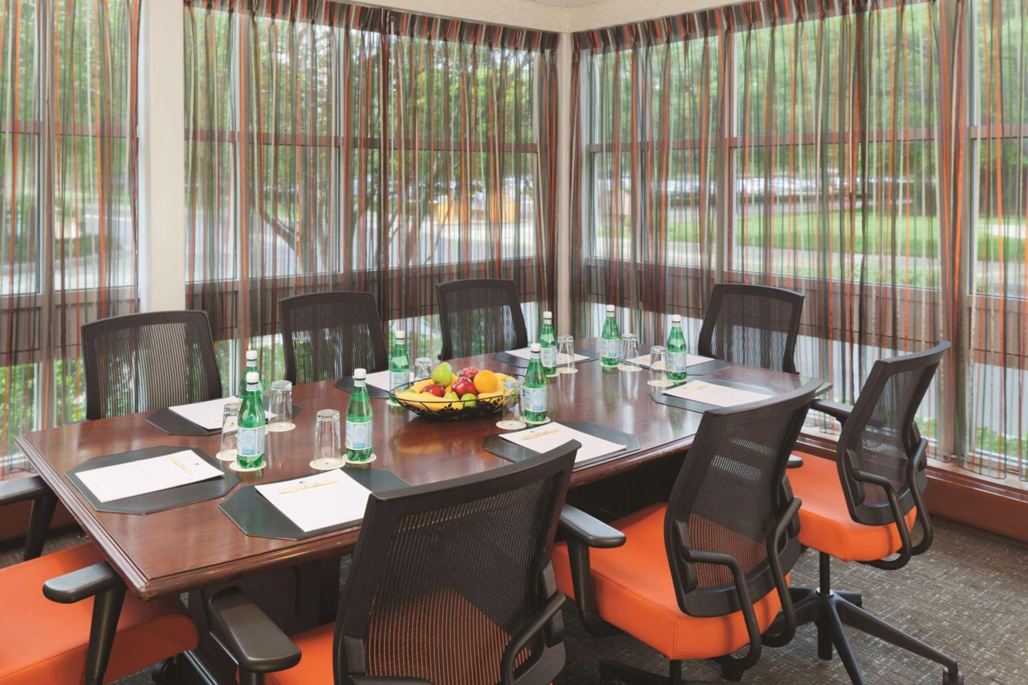 Doubletree By Hilton Hotel Boston Bayside Экстерьер фото