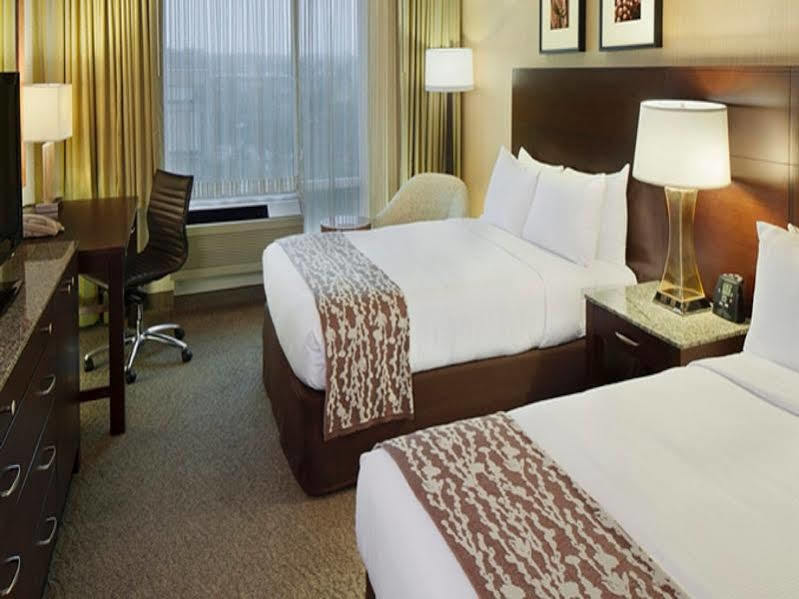 Doubletree By Hilton Hotel Boston Bayside Экстерьер фото